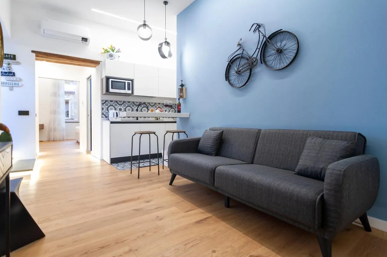 Elite House Parking Free Small Car Naples
