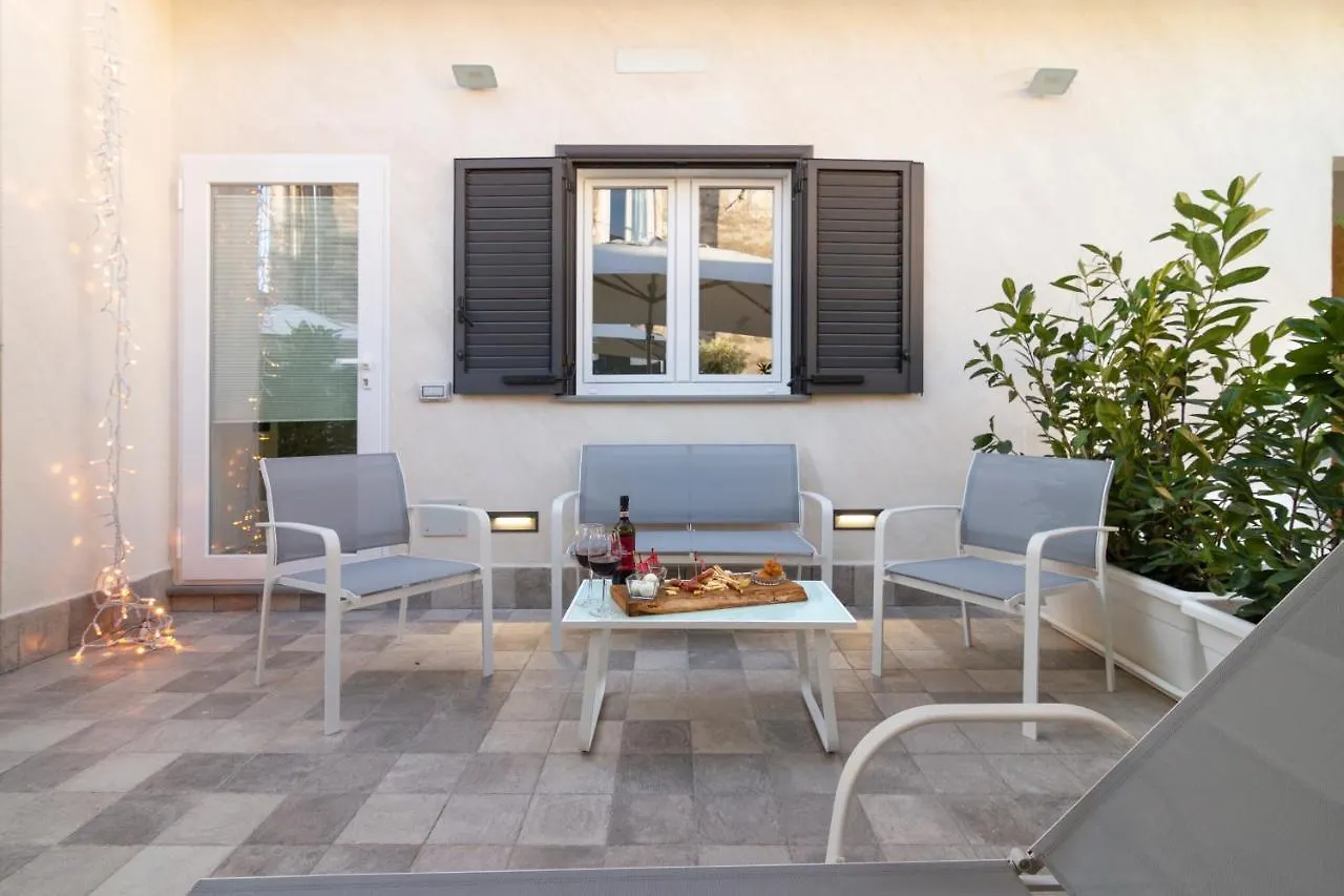 Elite House Parking Free Small Car Naples Apartment