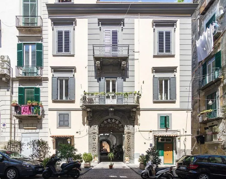 Elite House Free Parking For Small Cars Only